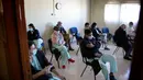 Para tenaga kesehatan menunggu di sebuah ruangan setelah mendapatkan vaksin COVID-19 Pfizer-BioNTech di Rumah Sakit Santa Maria di Lisbon, Portugal (27/12/2020).  Sejauh ini Uni Eropa melaporkan lebih dari 335.000 kematian terkait Corona COVID-19. (Xinhua/Pedro Fiuza)
