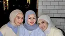 Keisha mengenakan atasan knit lengan panjang dipadukan kerudung putihnya. [@dindahw]