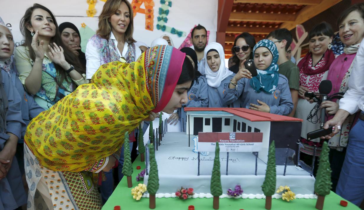 Malala Yousafzai, pemenang Nobel Perdamaian termuda, meniup kue ulang tahunnya saat merayakannnya bersama dengan para pengungsi Suriah di Lebanon, 12 Juli 2015. Selain merayakan ulang tahunnya Malala juga membuka sekolah di Lebanon. (REUTERS/Jamal Saidi) 