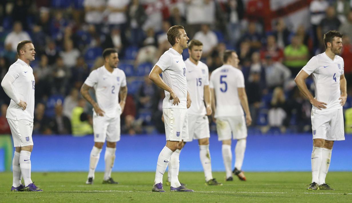 Para pemain Inggris terlihat sedih usai kalah dari Spanyol di Stadion Jose Rico Perez, Spanyol, Sabtu(14/11/2015) dini hari WIB. (Action Images via Reuters/Carl Recine)