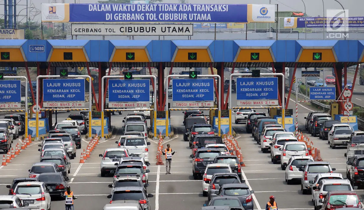 Sejumlah kendaraan antre di pintu tol Cibubur Utama, Jakarta, Rabu (6/9). PT Jasa Marga akan melakukan perubahan sistem transaksi jalan tol Jagorawi dari sistem terbuka dan tertutup menjadi sistem terbuka. (Liputan6.com/Helmi Fithriansyah)