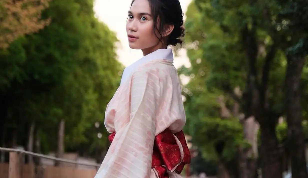 Seperti kimono lainnya, Kimono yang dikenakan Azizah pun dipadukan sabuk kain warna merah dengan aksen pita besar di bagian belakang. [@azizahsalsha_]