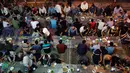 Warga muslim Iran berkumpul untuk berbuka puasa bersama di sebuah jalan di Teheran, 29 Mei 2018. Sebagian besar warga muslim Iran melaksanakan ibadah puasa di bulan Ramadan sesuai ajaran Islam melalui Nabi Muhammad. (AP Photo/Vahid Salemi)