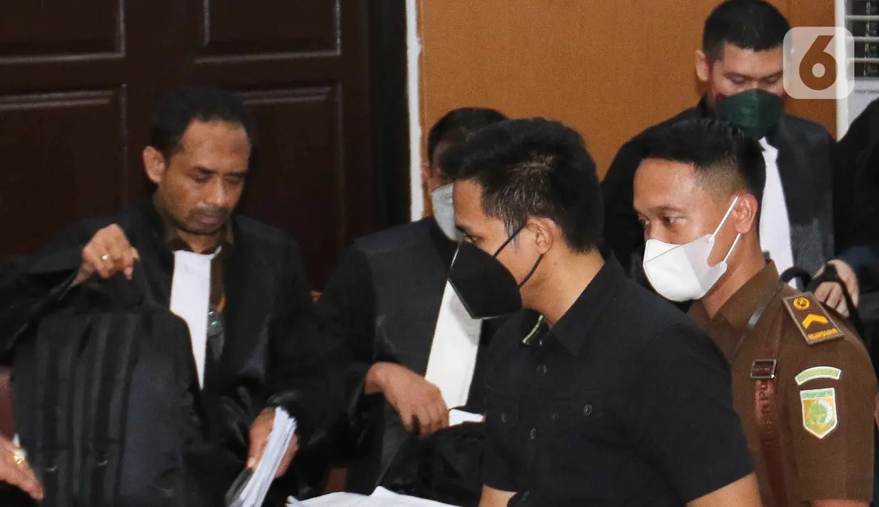 Terdakwa kasus pembunuhan Brigadir Yoshua, Richard Eliezer Pudihang Lumiu usai mengikuti sidang lanjutan pembunuhan Brigadir Yosua dengan terdakwa Richard Eliezer Pudihang Lumiu di PN Jakarta Selatan, Jakarta, Selasa (25/10/2022). Sidang itu beragenda mendengarkan keterangan saksi diantaranya saksi pelapor Kamaruddin Simanjuntak, kedua orang tua korban Samuel Hutabarat dan Rosti Simanjuntak serta pacar korban Vera Simanjuntak. (Liputan6.com/Herman Zakharia)