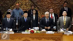 Fahri Hamzah  (kanan) memimpin Rapat Paripurna penutupan masa sidang V bersama pimpinan DPR lainnya, Jakarta, Jumat (29/4). Dalam rapat paripurna itu ada anggota yang mempersoalkan status Fahri Hamzah sebagai pimpinan dewan. (Liputan6.com/Johan Tallo)