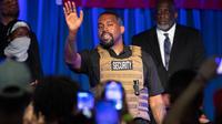 Kanye West membuat penampilan kampanye presiden pertamanya di North Charleston, Amerika Serikat pada 19 Juli 2020. Kanye West menyampaikan monolog panjang dalam kampanye pertamanya setelah mendeklarasikan diri sebagai kandidat presiden AS. (Lauren Petracca Ipetracca/The Post And Courier via AP)