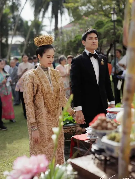 Menikah dengan style Phuket Baba Wedding, Nong Poy tampil begitu cantik dan anggun bak putri kerajaan. @chartmakeup/@niyadweddinganswer.