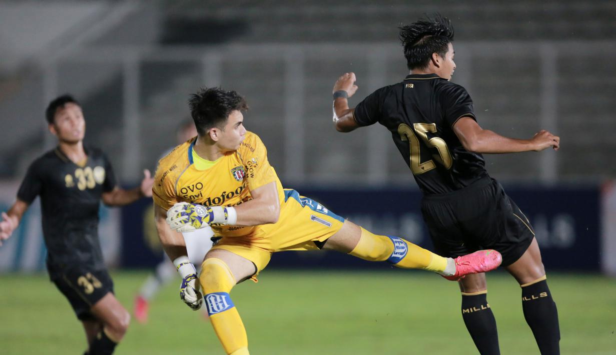 Kiper Bali United, Nadeo Argawinata, saat melawan Timnas Indenesia pada laga uji coba di Stadion Madya, Jakarta, Minggu (7/3/2021). Indonesia menang dengan skor 3-1. (Bola.com/ Ikhwan Yanuar Harun)