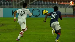 Pemain Malaysia, Norshahrul melewati pemain Laos dalam Laga Piala AFF Suzuki 2012 grup B di Stadion Bukit Jalil, Kuala Lumpur Malaysia, rabu 28 November 2012. pertandingan dimenangkan Malaysia dengan skor 4-1.