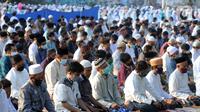 Warga mengenakan masker saat melaksanakan salat Idul Adha di Lapangan Perumahan Sawangan Permai, Depok, Jawa Barat, Jumat (31/7/2020). Hari ini, seluruh umat muslim di dunia merayakan Idul Adha 1441 H yang dilanjutkan dengan pemotongan hewan kurban. (merdeka.com/Arie Basuki)