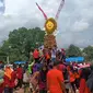 Masyarakat berebut buah lai yang disajikan dalam festival 1.300 buah lai di Desa Batuah, Kecamatan Loa Janan, Kukar.