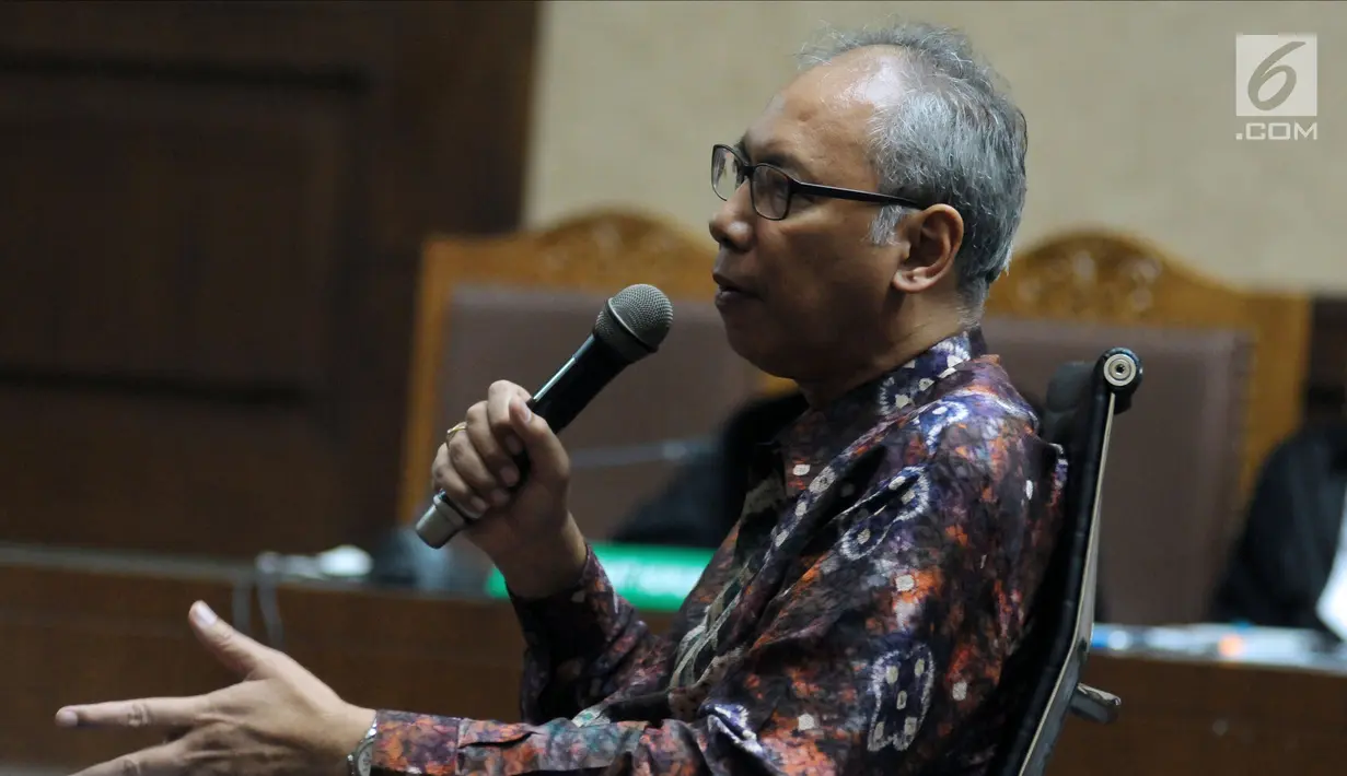 Terdakwa perintangan penyidikan korupsiE-KTP, Bimanesh Sutarjo memberi keterangan saat menjalani sidang lanjutan di Pengadilan Tipikor, Jakarta, Kamis (7/6). Sidang mendengar keterangan terdakwa. (Liputan6.com/Helmi Fithriansyah)