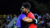 Kurniawan Kartika Ajie ketika berangkulan dengan pelatih kiper Persik Kediri asal Brasil, Salomao. (Bola.com/Gatot Sumitro)