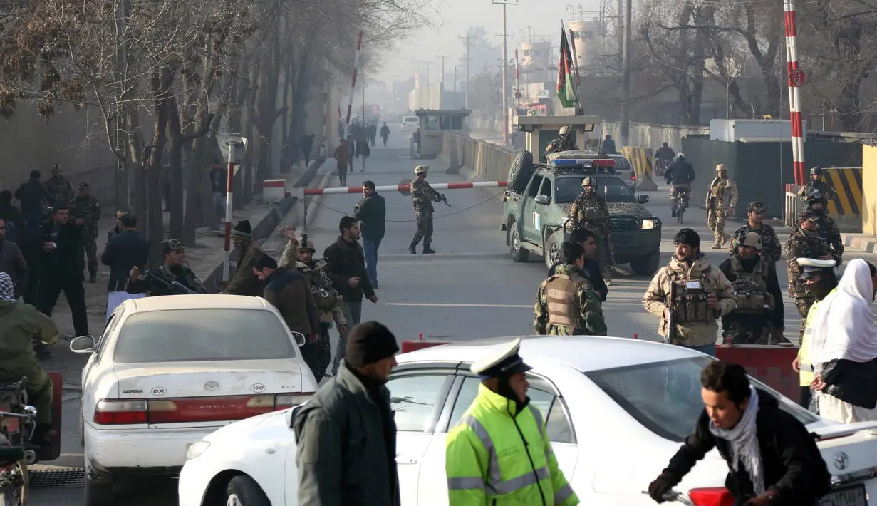 Personel keamanan Afghanistan berdiri di dekat lokasi serangan bunuh diri di Kabul, Afghanistan (25/12). Seorang pelaku bom bunuh diri meledakkan dirinya di dekat sebuah kompleks milik agen intelijen Afghanistan. (AP Photo / Rahmat Gul)
