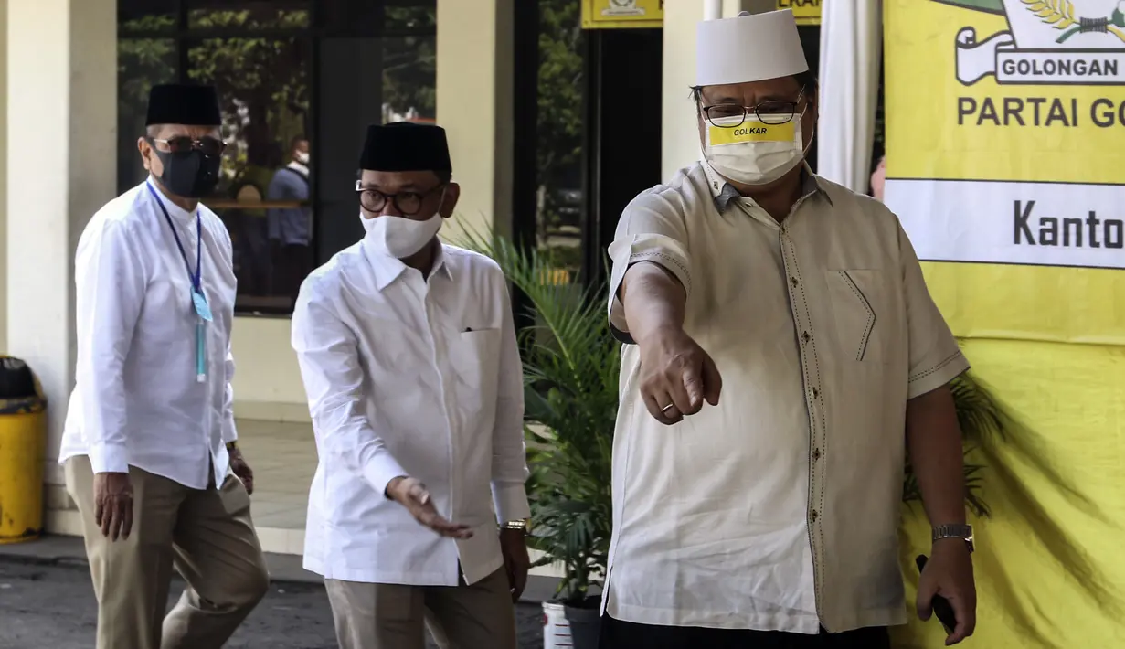 Ketua Umum Partai Golkar Airlangga Hartarto (kanan) saat penyerahan hewan kurban Idul Adha di DPP Partai Golkar, Jakarta, Jumat (31/7/2020). Partai Golkar menyembelih 37 hewan kurban untuk dibagikan ke yayasan, panti asuhan, pesantren, karyawan, dan warga sekitar. (Liputa6.com/Johan Tallo)