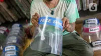 Bucek menunjukkan face shield di workshopnya di kawasan Bekasi, Jawa Barat, Rabu (3/6/2020). Face shield tersebut dijual dengan harga Rp 20 ribu hingga Rp 25 ribu. (Liputan6.com/Faizal Fanani)