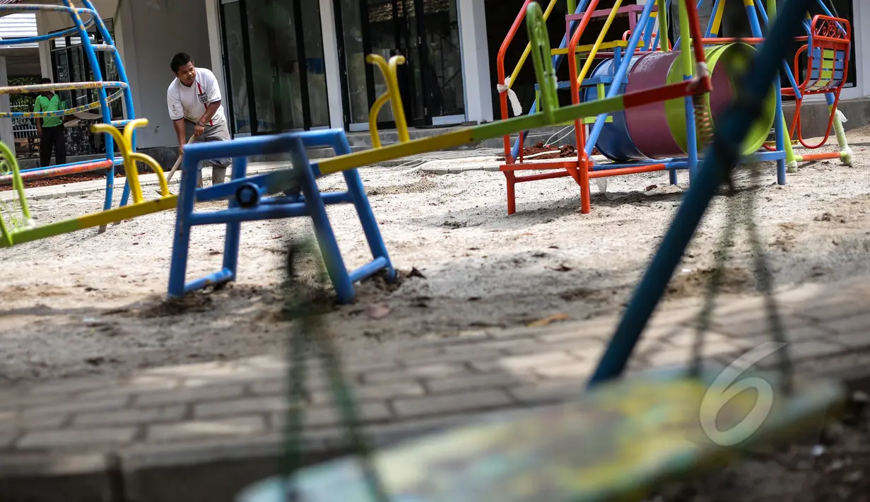 Pekerja terlihat mengerjakan proyek pembangunan Ruang Publik Terpadu Ramah Anak (RPTRA) di Jalan Tidore RW 05, Kelurahan Cideng, Gambir, Jakarta, yang sempat terhenti sementara, Senin (4/5/2015). (Liputan6.com/Faizal Fanani)