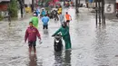 Pengendara motor mendorong kendaraannya melintasi genangan air ketika banjir merendam Jalan KH. Hasyim Ashari, Tangerang, Banten, Sabtu (16/7/2022). Hujan deras mengguyur sejak Jumat siang hingga Sabtu pagi. (Liputan6.com/Angga Yuniar)