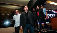 Ketua Umum PSSI, Erick Thohir (depan) bersama Ketua Badan Tim Nasional (BTN) Sumardji (kiri), Exco PSSI Yunus Nusi (ketiga kiri), Exco PSSI Vivin Cahyani, Manajer Timnas Indonesia Putri Galih Dimuntur Kartasasmita meninggalkan konferensi pers mengenai perkembangan Timnas Indonesia Putri yang berlangsung di Stadion Utama Gelora Bung Karno (SUGBK), Senayan, Jakarta, Sabtu (21/09/2024). (Bola.com/Bagaskara Lazuardi)