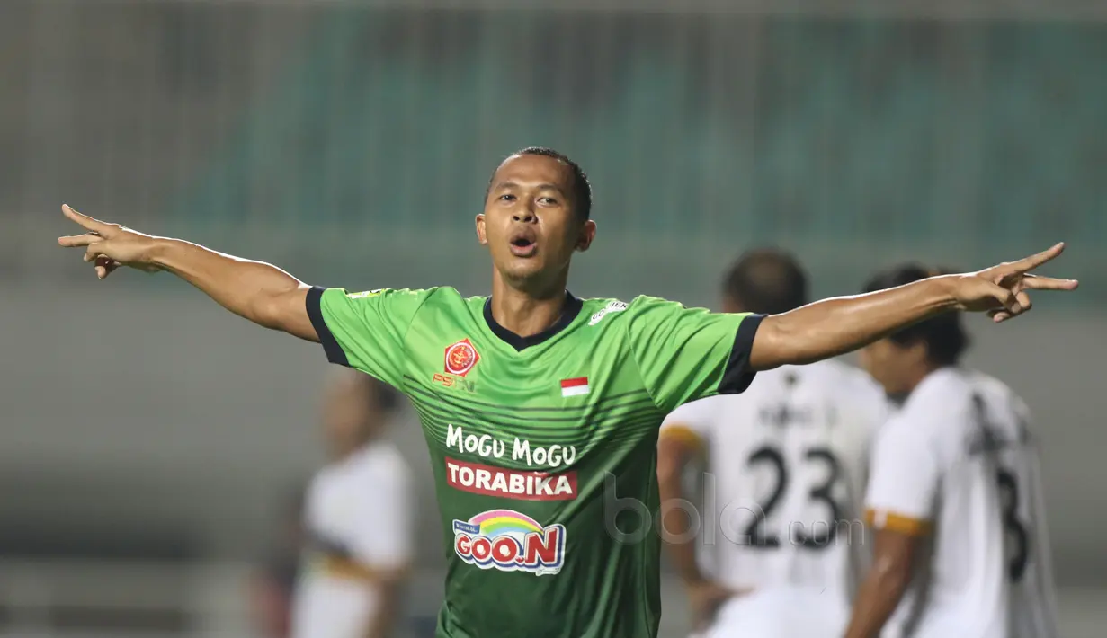 Pemain PS TNI, Sansan Husaeni merayakan gol saat melawan Persela Lamongan pada Liga 1 2017 di Stadion Pakansari, Bogor, Sabtu (27/5/2017). (Bola.com/Nicklas Hanoatubun)