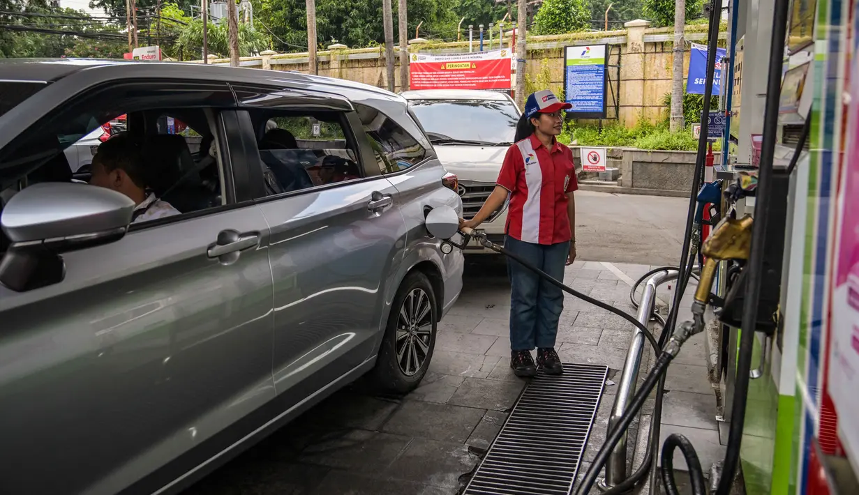 Sebagai informasi, kenaikan harga minyak mentah dunia terjadi di tengah memanasnya konflik di Timur Tengah yang menyebabkan terganggunya jalur pasokan energi global. Tmapak dalam foto, seorang karyawan mengisi bensin di sebuah Stasiun Pengisian Bahan Bakar Umum (SPBU) di Surabaya, Jawa Timur, pada Senin 9 Maret 2026. (JUNI KRISWANTO/AFP)