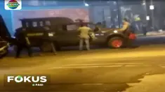 Puluhan personel kepolisian, pada Selasa malam  tampak berjaga di depan Markas Brimob Jalan Kelapa Dua, Depok.