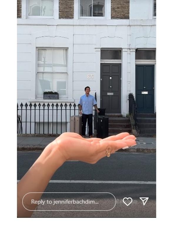 8 Momen Jennifer Bachdim Angkat Stroller Anak saat Liburan di Portugal, Curi Perhatian