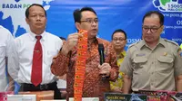 Kepala BPOM Roy Sparringa (tengah) menunjukkan obat ilegal hasil operasi Storm VI tahun 2015 di kantor BPOM, Jakarta, Selasa (27/10/2015). BPOM memusnahkan produk obat dan kosmetika ilegal senilai Rp 20,8 miliar. (Liputan6.com/Gempur M Surya)