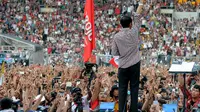 Seisi stadion Sebayan berubah menjadi warna merah dan kotak-kotak berkat atribut dan kostum yang dipakai para pendukung Jokowi-JK.