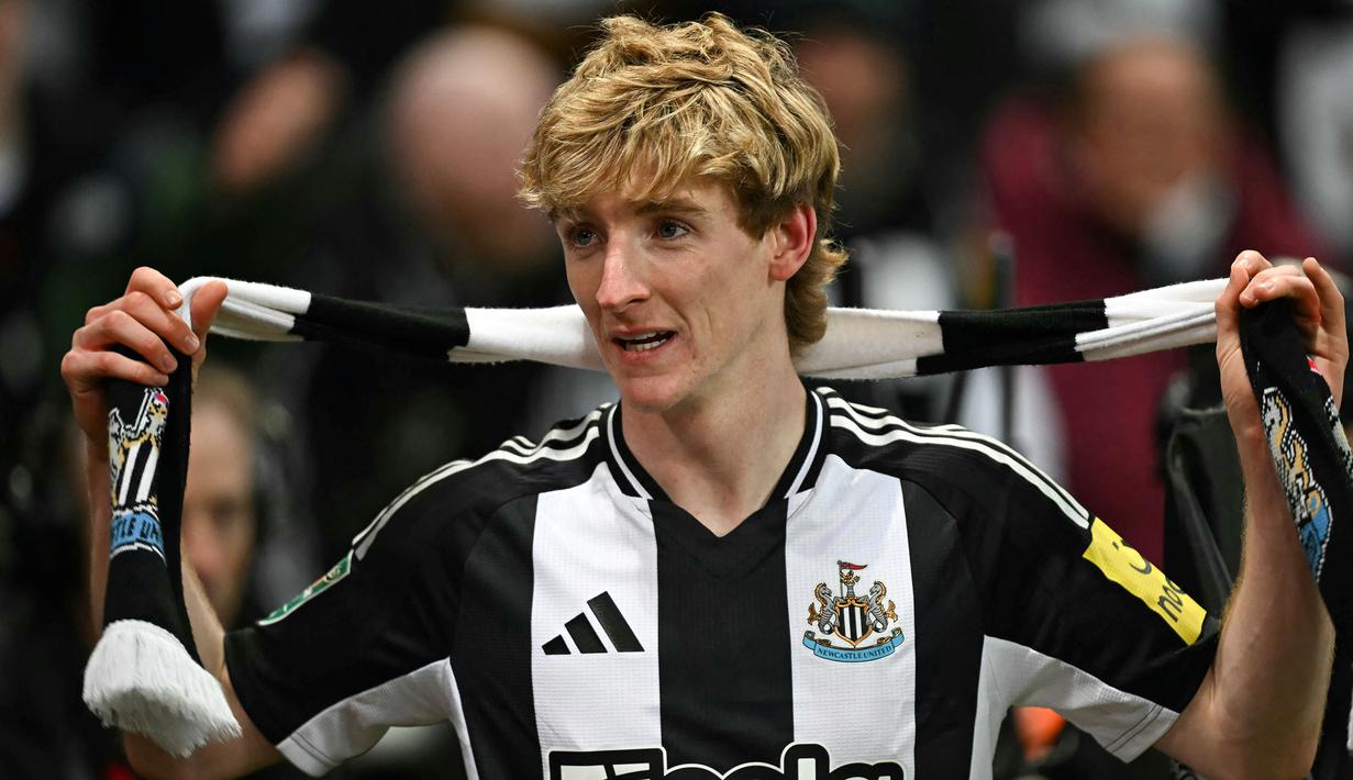 Pemain Newcastle, Anthony Gordon merayakan golnya ke gawang Arsenal dalam laga leg kedua Carabao Cup 2024/2025 di St James Park, Newcastle, Inggris, Kamis (06/02/2025). (AFP/Paul Ellis)