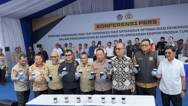 konferensi pers pengungkapan 87 kontainer pelanggaran ekspor produk turunan CPO di Tanjung Priok, Jakarta Utara, Kamis (6/11/2025). (Liputan6.com/Tira)