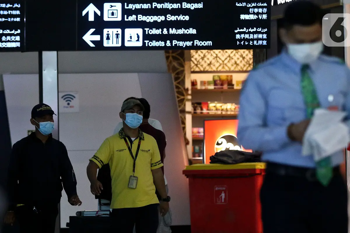 Kenakan Masker Pelindung di Bandara Soetta