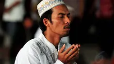 Sejumlah warga melakukan salat Gaib di Mesjid Agung Al'Akbar, Surabaya, Jumat (2/1/2015). (Liputan6.com/Johan Tallo)