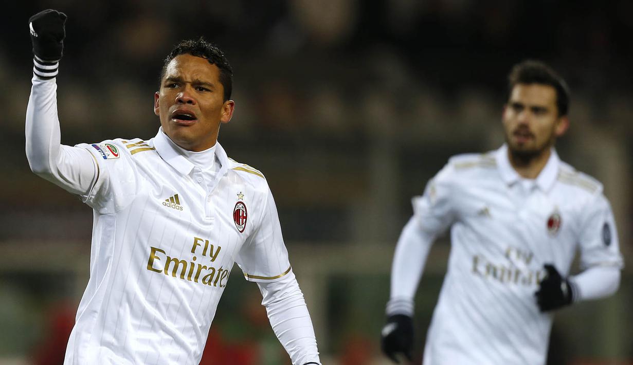 Striker AC Milan, Carlos Bacca, merayakan gol yang dicetaknya ke gawang Torino. Milan berhasil menyamakan kedudukan pada babak kedua berkat gol yang dicetak oleh Andrea Bertolacci dan juga penalti Bacca. (AFP/Marco Bertorello)