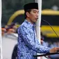 Presiden Joko Widodo (Jokowi) menyampaikan pidato pada upacara peringatan HUT ke-45 Korps Pegawai Republik Indonesia (Korpri) di Silang Monas, Jakarta, Selasa (29/11). Acara dihadiri ribuan PNS lintas instansi berpakaian adat. (Liputan6.com/Faizal Fanani)