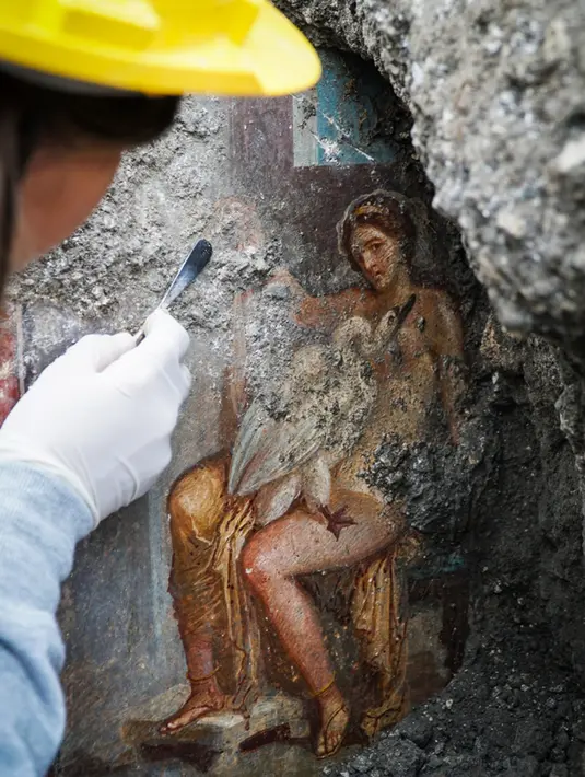 Lukisan "Leda and the Swan" ditemukan di reruntuhan kota kuno Pompeii, Italia 19 November 2018. Kondisi cat lukisan itu tetap baik meskipun terkubur di bawah abu letusan Vesuvius tahun 79 (CESARE ABBATE/PRESS OFFICE OF THE POMPEII ARCHAEOLOGICAL PARK/AFP)