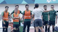 Pemain Timnas Indonesia mendengar arahan Bima Sakti saat mengikuti sesi latihan di Stadion Wibawa Mukti, Jawa Barat, Minggu (4/11). Latihan ini merupakan persiapan jelang Piala AFF 2018. (Bola.com/M Iqbal Ichsan)