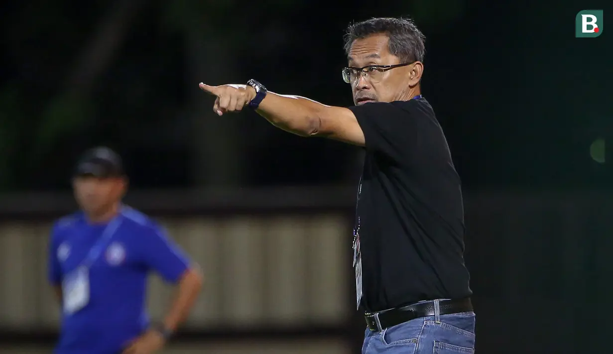 Pelatih Persebaya Surabaya, Aji Santoso memberikan instruksi kepada pemainnya saat menghadapi Arema FC pada laga lanjutan pekan ke-33 BRI Liga 1 2022/2023 di Stadion PTIK, Jakarta, Selasa (11/04/2023). (Bola.com/Bagaskara Lazuardi)