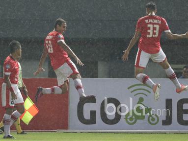 Aksi dua pemain Persija Jakarta, Wllian Pachecho dan Bruno Lopes merayakan gol saat melawan Perseru Serui pada laga Liga 1 2017 di Stadion Patriot, Bekasi, Selasa (13/6/2017). Persija menang 3-0. (Bola.com/Nicklas Hanoatubun)