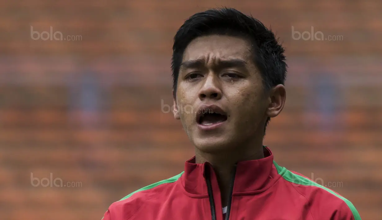 1. Gelandang Timnas Indonesia, Septian David Maulana, menangis saat lagu Indonesia Raya berkumandang. (Bola.com/Vitalis Yogi Trisna)