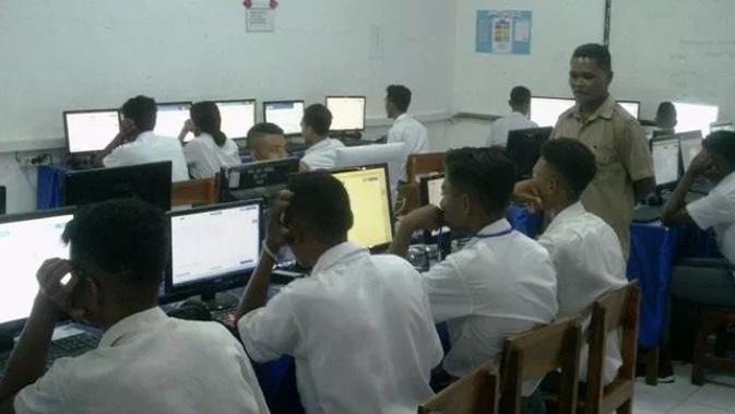 Ujian Nasional Berbasis Komputer (UNBK) di SMA Swasta Nesi Neonmat, Kota Kupang (Ola Keda?liputan6.com)