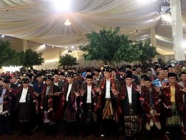 Sejumlah Raja Adat, tamu dan keluarga melakukan Manortor atau tari Tortor saat pesta adat pernikahan Kahiyang-Bobby di Medan, Jumat (24/11). Dalam Manortor itu turut ikut serta Ketua DPD Oesman Sapta Odang (OSO). (Liputan6.com/Pool/Media Center)