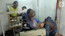 Perajin Risma Eljundi menyelesaikan pembuatan tas dari bahan celana jeans bekas di Legok, Tangerang, Banten, Senin (11/11/2019). Tas berbahan jeans itu dipasarkan ke kawasan Bandung serta pasar daring. (merdeka.com/Arie Basuki)