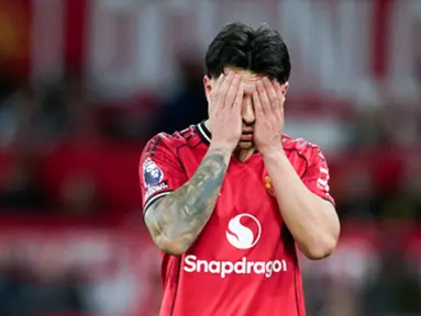 Pemain Manchester United, Lisandro Martinez, tampak kecewa setelah mendapat kartu merah saat melawan Leeds United pada pekan ke-32 Premier League 2025/2026 di Stadion Old Trafford, Selasa (14/4/2026). (AP Photo/Dave Thompson)