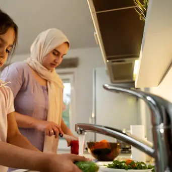 Ilustrasi ngabuburit, menyiapkan takjil. (Image by Freepik)