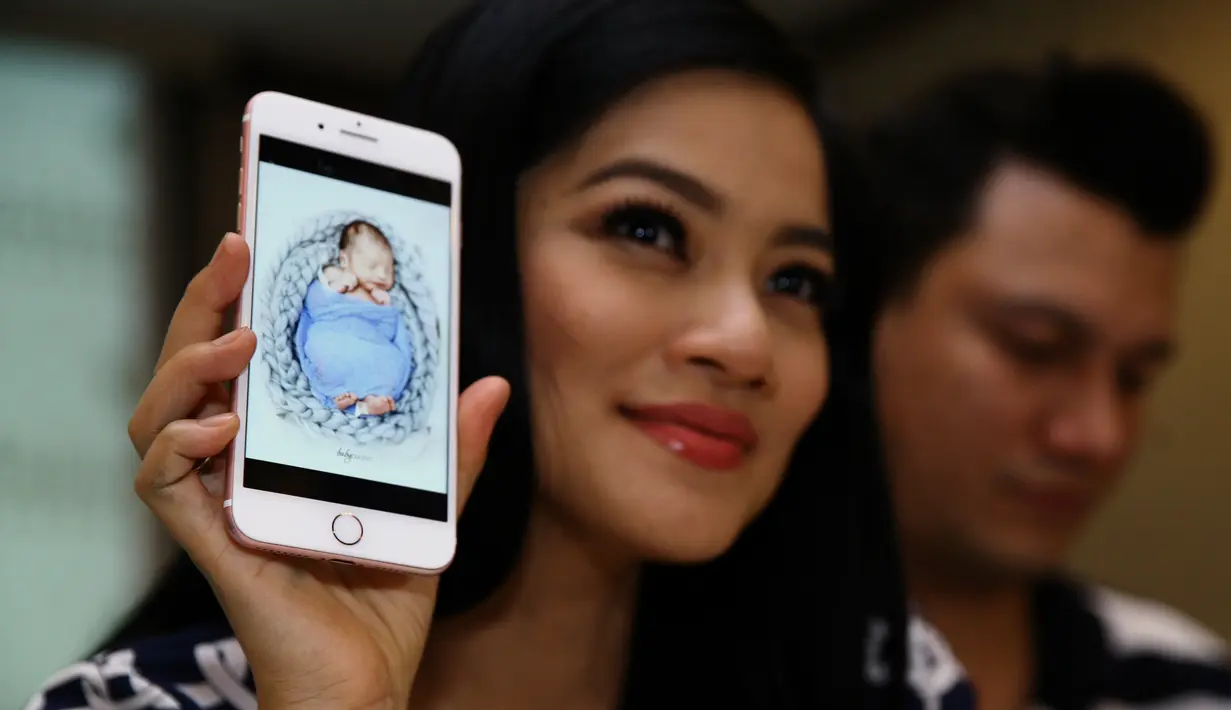 Kebahagiaan saat ini sedang meliputi Titi Kamal dan Christian Sugiono. Lantaran Titi melahirkan anak kedua pada 6 Desember 2017. (Nurwahyunan/Bintang.com)