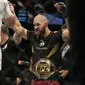 Jiri Prochazka juara kelas berat ringan usai mengalahkan Glover Teixeira di UFC 275. (AFP/Nicholas Yeo)