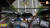 Puluhan aktivis dan korban pelanggaran HAM Talangsari Lampung melakukan aksi di depan kantor Kejaksaan Agung di Jakarta pada Jumat 7 Februari 2014 (Liputan6.com/Helmi Fithriansyah).
