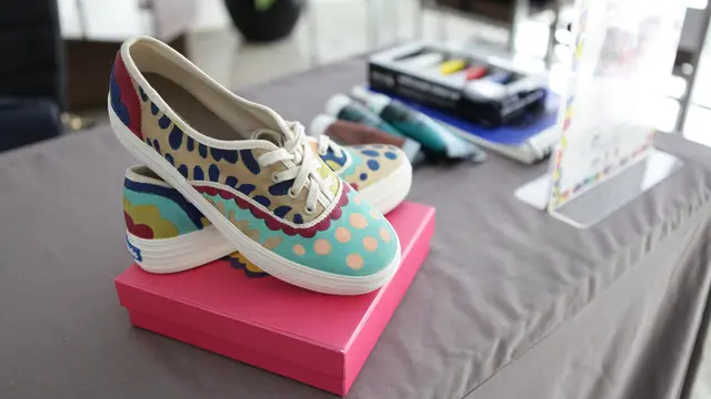 Belajar Menggambar dan Melukis di Sepatu Keds Champion White