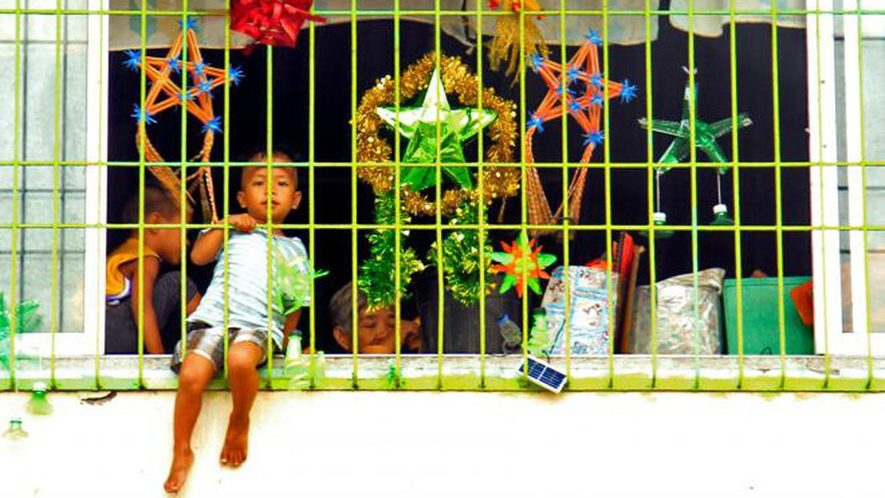 Seorang anak merayakan Natal di sebuah pusat evakuasi sebelum Topan Nock-ten menerjang 